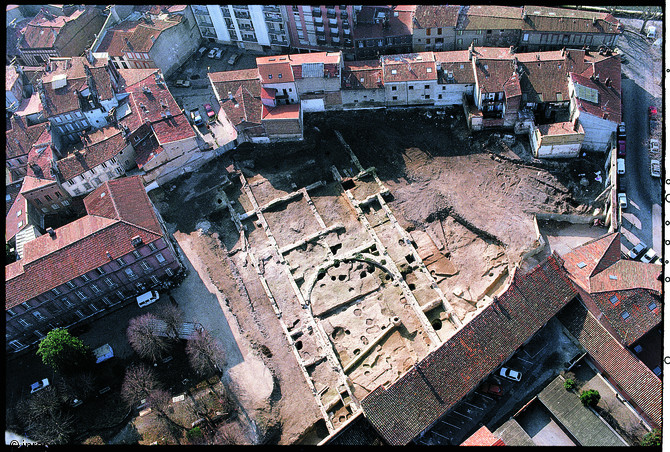 Vue aérienne d'un bâtiment du Ve siècle de notre ère appartenant au domaine palatial des rois wisigoths de Toulouse (Midi-Pyrénées) et dont la fouille se déroula en 1988.  