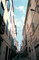 Rue de l'Anguille à Perpignan (Pyrénées-Orientales), issue d'un programme de lotissement médiéval, 1999.  La rue de l'Anguille s'inscrit dans un programme d'aménagement d'un lotissement à la fin du XIIIe s. : une trame régulière est mise en place, définissant des maisons de 45 à 50 m2 de superficie au sol.  