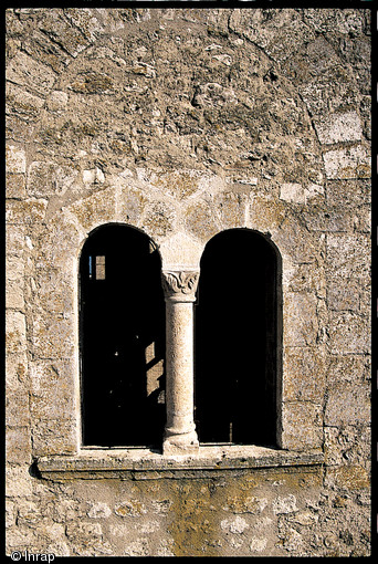   Détail d'une ouverture de la tour romane de Beaugency dite  Tour César  (Loiret) dont la construction débuta au XIème siècle de notre ère. La tour de plan carré est de nos jours conservée sur 38 mètres de hauteur.   