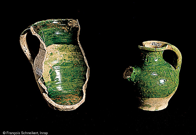 Céramiques médiévales à glaçure verte.