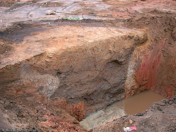 Coupe d'un puits à eau douce en cours de fouille sur le site de Katoury à Cayenne (Guyanne), 2002.