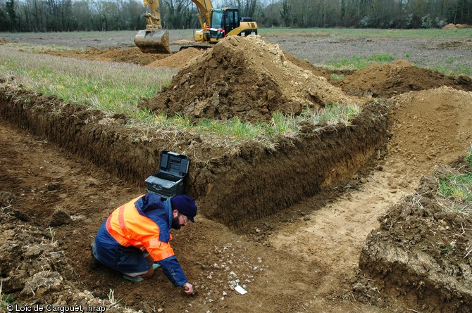 Dégagement d'un amas de déchets de taille de silex du Néolithique apparus dans une tranchée de diagnostic à Vinneuf (Yonne), 2007.