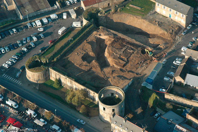 Vue aérienne du château du duc Pierre II de Bretagne à Guingamp (Côtes-d'Armor), 2005.  Les vestiges observables ici (l'enceinte de plan carré cantonné de tours circulaires) appartiennent à la seconde phase de construction du château, initiée dans les années 1440. 