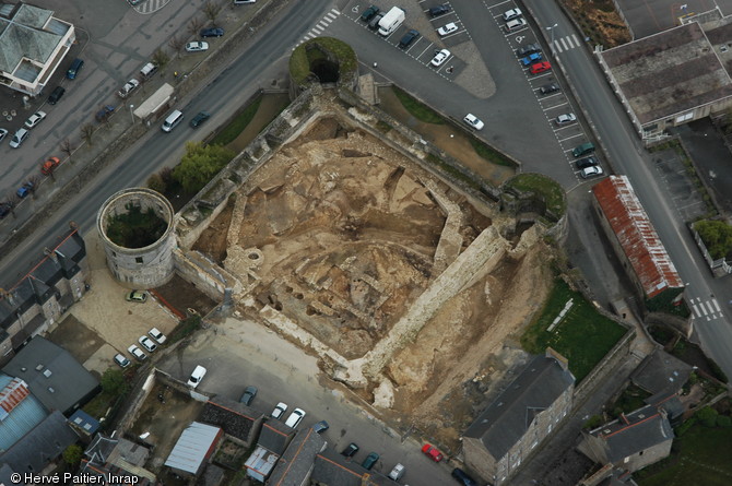 Vestiges du château de Guingamp (Côtes-d'Armor) ou  château du duc Pierre II de Bretagne , 2005.  A l'intérieur de l'enceinte carrée (XVe s.), on peut observer l'enceinte du XIe s. aujourd'hui arasée qui présente un plan polygonal irrégulier et dont les angles sont dotés de contreforts.