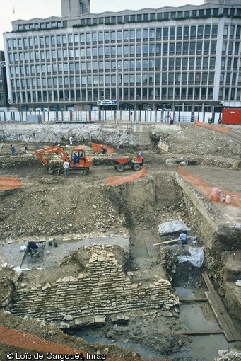 Vue générale des fouilles effectuées à Besançon en bordure du Doubs en 2001-2002 avec au premier plan un mur de berge. 