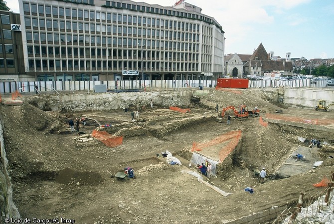 Vue générale des fouilles effectuées à Besançon sur le Parking Dérasés en bordure du Doubs en 2001-2002.