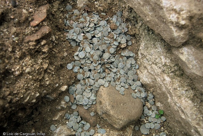 Reconstitution de la découverte de l'un des deux trésors monétaires du site de Chevroches (Nièvre), 2001.    