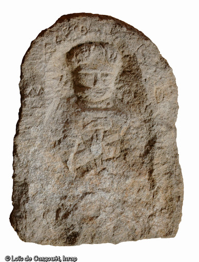 Stèle funéraire gallo-romaine en arkose (hauteur 60 cm, largeur 48 cm), première moitié du IIe s. de notre ère, nécropole de Pont-l'Évêque, Autun (Saône-et-Loire), 2004.  Le défunt figuré ici tient un marteau dans sa main droite, sa main gauche n'étant apparemment pas tracée. Il peut s'agir d'un artisan du métal ou de la pierre. L'inscription est la suivante :  Caeso M(anibus) D(iis) ,  (Ci-gît) Caeso. Aux dieux Mânes . 