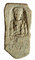 Stèle funéraire gallo-romaine en arkose (hauteur 81 cm, largeur 37 cm), première moitié du IIe s. de notre ère, nécropole de Pont-l'Évêque, Autun (Saône-et-Loire), 2004.  Le personnage est représenté en buste. Il tient un gobelet et un outil au manche assez long dont le fer est posé sur le bord de la niche, ressemblant à un têtu de carrier. Le nom du défunt est illisible, les deux lettres D et M (pour  Diis Manibus ,  Aux dieux Mânes ) encadrant le personnage. 
