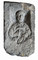 Stèle funéraire gallo-romaine en arkose (hauteur 96 cm, largeur 57 cm), première moitié du IIe s. de notre ère, nécropole de Pont-l'Évêque, Autun (Saône-et-Loire), 2004.  La stèle figure un artisan du métal, reconnaissable à ses deux attributs : un marteau à panne carrée et une pince du type pince à feu. Le nom du défunt est gravé sur le bandeau supérieur de la stèle. A gauche on distingue le D, esquissé, et à droite le M, plus net, abréviations de la formule Diis Manibus ( Aux dieux Mânes ). 