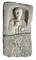Stèle funéraire gallo-romaine n° 81 en arkose (hauteur 74 cm, largeur 43 cm), nécropole de Pont-L'Évêque, Autun (Saône-et-Loire), 2004.  La tête de ce personnage en buste a été sculptée avec soin, lui donnant une expression sévère. Sa main droite tient un grand gobelet à pied, tandis que la main gauche est fermée sur le manche d'un marteau : ce dernier attribut laisse penser que le défunt était un sculpteur de pierre ou un artisan du fer. 