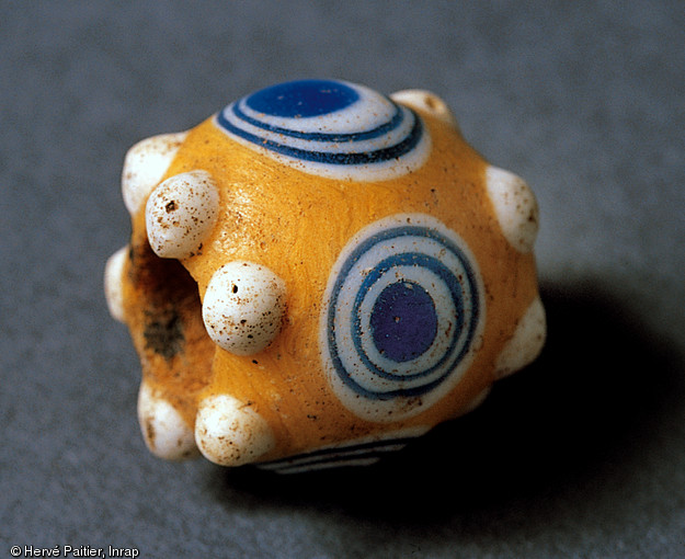 Perle en pâte de verre découverte à Bucy-le-long (Aisne), Ve-IVe s. avant notre ère.  