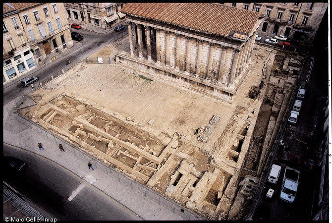 Quartier romain situé à proximité de la maison Carrée de Nîmes (Gard), daté du Ier s. avant notre ère, 2006-2007.  L'urbanisation pleine et massive de cette partie sud-ouest de la ville romaine intervient à partir du règne d'Auguste, au moment où Nîmes se dote d'une parure monumentale.  