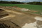 Vue d'une grande fosse apparue lors de l'agrandissement d'une tranchée de diagnostic effectuée en 2006 sur la commune de Beaune-la-Rolande (Loiret) préalablement à la construction de l'autoroute A19 reliant Artenay à Courtenay. 