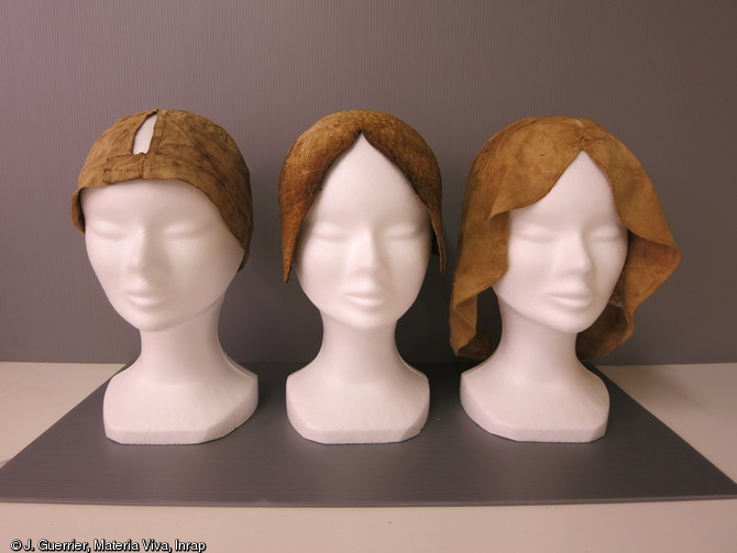 Trois bonnets restaurés ayant appartenu à Louise de Quengo, dont le corps a été découvert dans un cercueil en plomb dans le couvent des Jacobins, Rennes (Ille-et-Vilaine), 2015.