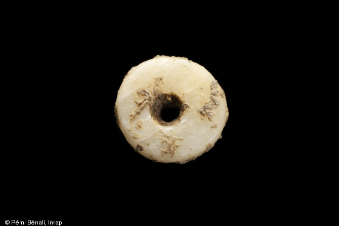 Élément de parure en calcite, découvert dans une fosse du Néolithique final (environ 2900 à 2700 avant notre ère), lors de la fouille de La Cavalade à Montpellier (Hérault), 2013. 