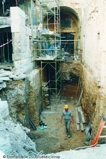 Fouilles de vestiges d'habitations médiévales et modernes mis au jour durant les travaux de restauration de l'Hôtel de Beauvais, Paris, 2002