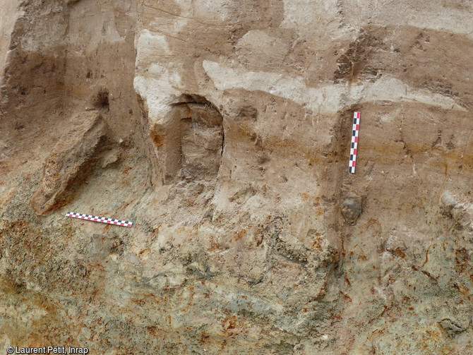Molaire de mammouth et silex datés autour de 100 000 ans avant notre ère) retrouvés sur le site de Montereau-sur-le-Jard (Seine-et-Marne), 2015.