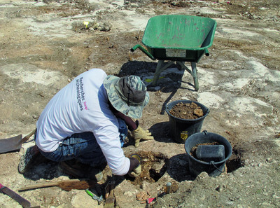Trous de poteau de cases d'esclaves amérindiens creusés dans le calcaire, révélant les traces des outils qui ont servi à ces excavations,  découverts à Port-Louis (Guadeloupe).