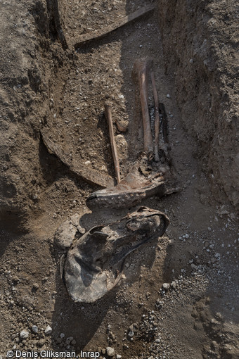 Paire de bottes avec des tibias découverte au cimetière militaire allemand de la Grande Guerre de Boult-sur-Suippe, Marne (2016).