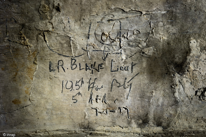 Inscription du lieutenant australien de la Grande Guerre Leslie Russel Blake, retrouvée dans la grotte souterraine de Naours (Somme) laissée par des soldats de la Grande Guerre, 2016.  L(eslie) R(ussel) Blake Lieutenant 105e Howizter Battery, 7-1-1917.   Il fut explorateur en Antarctique et mourut le 2 octobre 1918.  