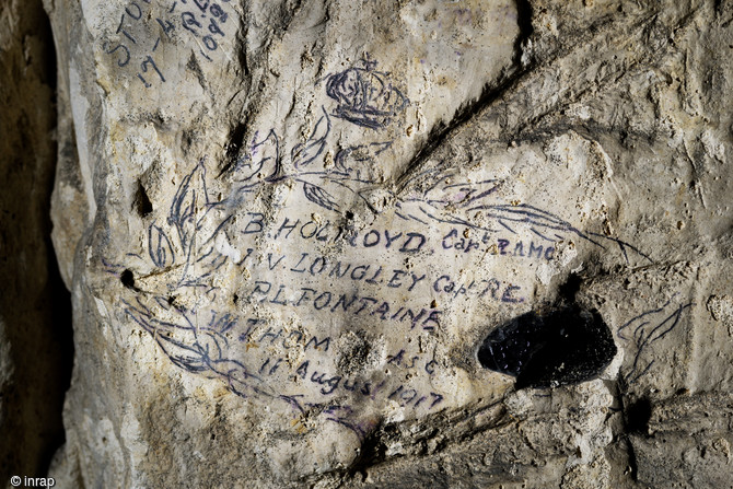 Inscriptions retrouvées dans la grotte souterraine de Naours (Somme) laissée par des soldats de la Grande Guerre, 2016.  Ils s'agit de noms d’officiers et de soldats réalisés le 11 août 1917. 