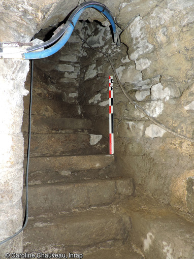 Départ de l’escalier en vis aménagé au XVIe siècle et mis au jour lors de la fouille du château de Clisson (Loire-Atlantique), 2016.