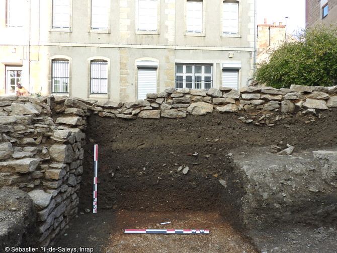 Etagement des niveaux archéologiques recoupés par l’installation de bâtiments lors de la fouille de la rue Berlier à Dijon (Côte-d'Or), 2016.