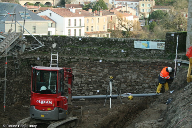Prise de mesure au niveau du mur de courtine nord (travail d’archéologie du bâti) du château de Clisson (Loire-Atlantique), 2016.