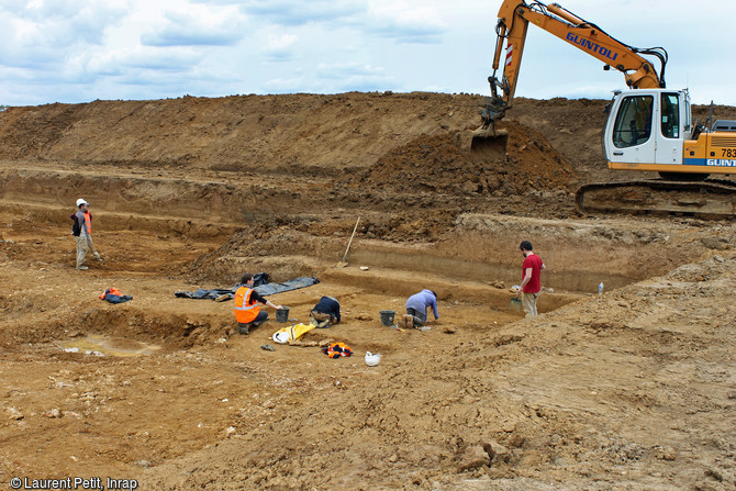 Archéologues en cours de fouille sur le site du Paléolithique moyen récent (entre 110 000 et 70 000 ans) à Tigery (Essonne), 2016