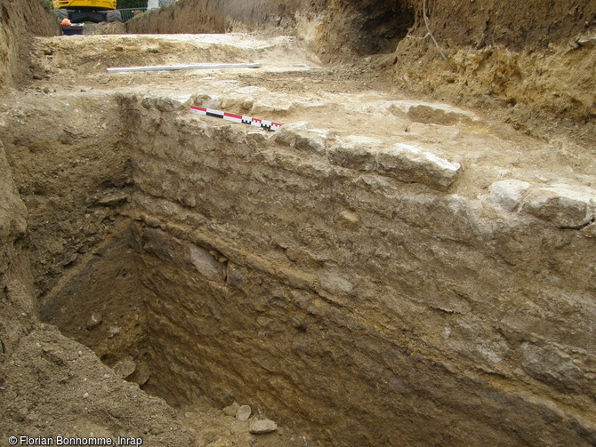Base du rempart  installée dans le fossé avec coupe stratigraphique, de l'ancien château médiéval (XIe-XVe siècle) d'Argentan (Orne), 2016