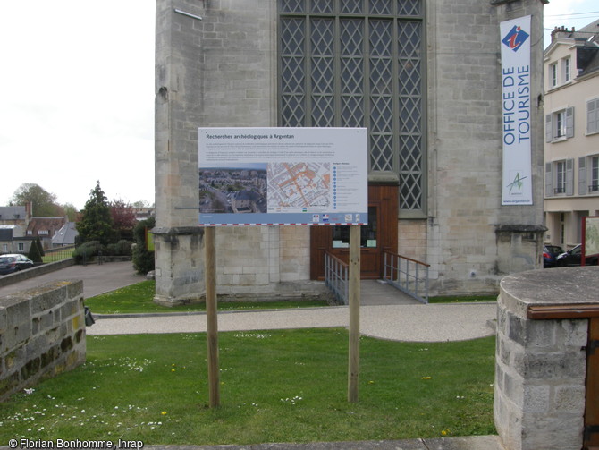 Panneau devant l'office de tourisme indiquant l'emplacement des sondages et les vestiges attendus du diagnostic archéologique à l'emplacement de l'ancien château médiéval (XIe-XVe siècle) d'Argentan (Orne), 2016 