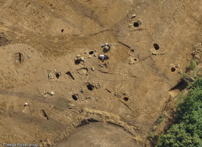 Vue aérienne de la fouille d'un bâtiment rectangulaire du Néolithique mesurant près de 17 mètres de long sur 6,4 mètres de large, sur le site de Parc al Lann à Ergué-Gabéric (Finistère), 2016