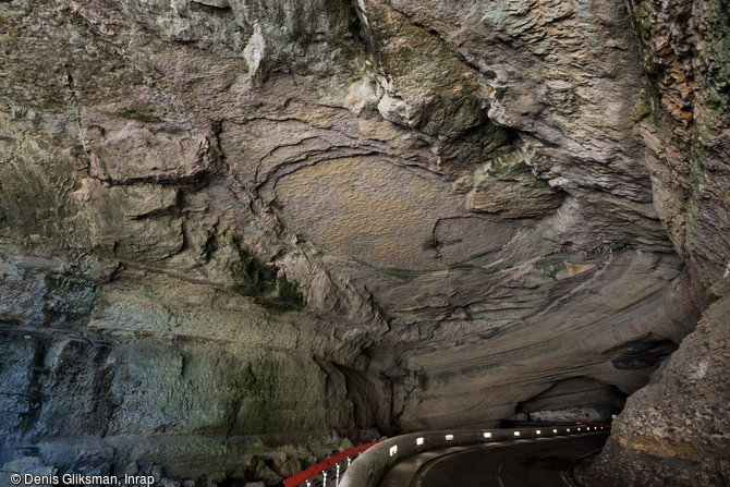 Vue de la galerie principale de la grotte préhistorique en direction du nord, depuis l'entrée sud, Mas-d'Azil (Ariège), 2015.  La route départementale longe la rivière l'Arize. 