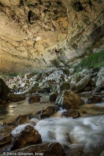Porche sud depuis l'intérieur de la grotte préhistorique du Mas-d'Azil (Ariège), 2015. 