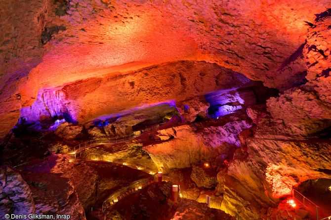  Salle du temple  de la grotte préhistorique du Mas-d'Azil (Ariège), 2015. Elle a conservé des éléments de stratigraphie rapportables aux phases glaciaires anciennes. 