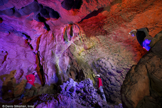 Massif stalagmitique dans la  salle du temple  de la grotte préhistorique du Mas-d'Azil (Ariège), 2015.