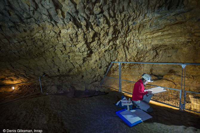 Observation des vestiges de niveaux de lacs souterrains dans la  salle Mandement  du Mas-d'Azil (Ariège), 2015.