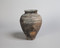 Vase balustre décoré, 1er siècle avant notre ère, hauteur 21 cm, provenant du site de l'Îlot de la Charpenterie à Orléans (Loiret). Il porte une série de lignes ondées, incisées à l'aide d'un outil à pointe mousse sur le haut de la panse.