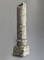 Colonnette en calcaire avec fût et chapiteau du Xe-XIe siècle, hauteur 85 cm, mise au jour dans l'ancien prieuré de la Madeleine sur le site du Pont de l'Europe à Orléans (Loiret). 