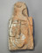 Tuile antéfixe en terre cuite , VIIe siècle, longueur 17,5 cm largeur 9,5 cm, découverte sur le site du Lac de la Médecinerie à Saran (Loiret) en 2011.