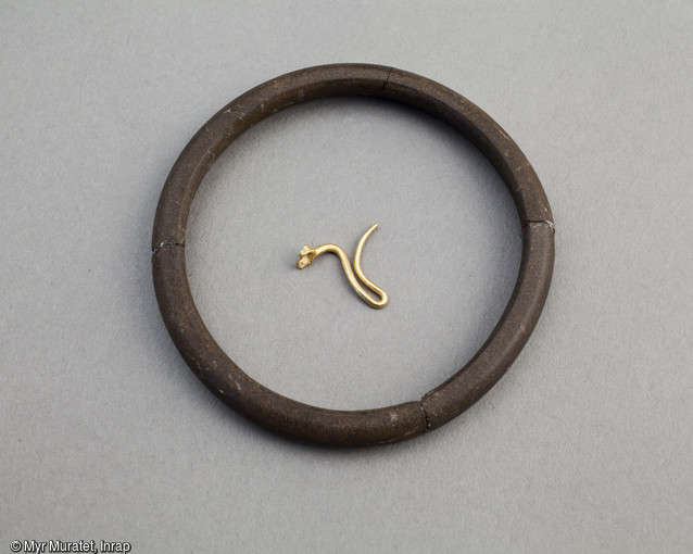 Bracelet en jais, diamètre 6,5 cm, et boucle d'oreille en or, longueur 1,5 cm, 2e moitié du IIIe-IVe siècle, découverts sur le site archéologique de la place De Gaulle à Orléans (Loiret). 