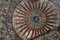 L'un des deux motifs centraux du pavement mosaïqué, composé de couronnes, rayons et damiers.  Deux vastes mosaïques antiques ornées de motifs géométriques ont été découvertes à Uzès (Gard), en 2017. 