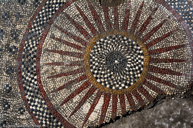 L'un des deux motifs centraux du pavement mosaïqué, composé de couronnes, rayons et damiers.  Deux vastes mosaïques antiques ornées de motifs géométriques ont été découvertes à Uzès (Gard), en 2017. 