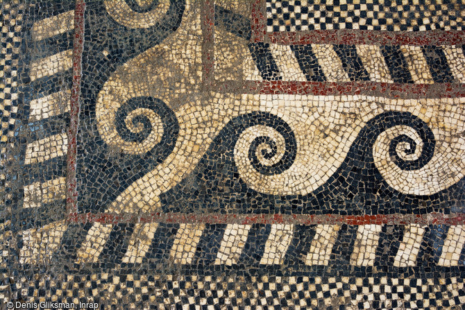 Angle du décor du pavement mosaïqué antique, formé de motifs géométriques (postes, chevrons, damiers) découvert à Uzès (Gard), 2017.  