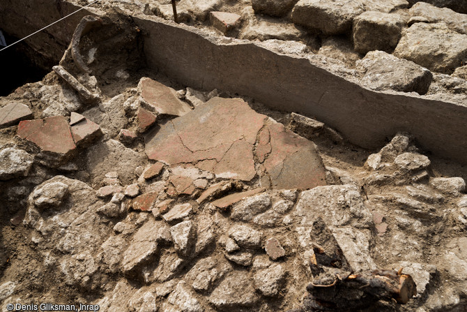 Fragments de peintures murales antiques effondrées en place découverts à Uzès (Gard), 2017.