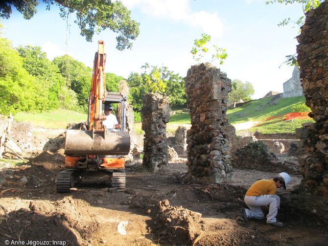 Décapage du site de fouille à la pelle mécanique de l'habitation sucrerie du château Dubuc à La Trinité (Martinique), 2012.