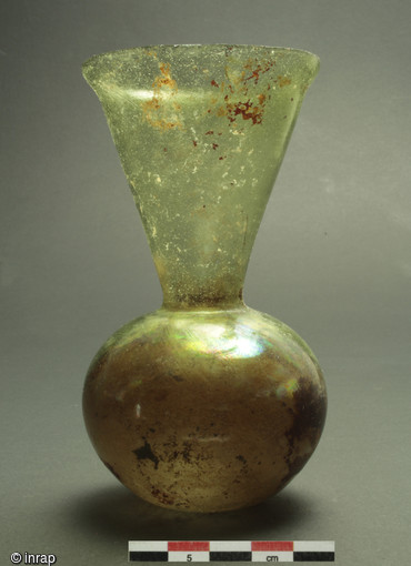 Autre forme peu commune pour le Ve siècle : ce flacon combine la partie supérieure d'un cornet tronconique à une panse ventrue. Jusqu’à présent, ce type de vase n'avait été découvert qu'à Lisieux (Calvados). Son usage est sans doute associé à la boisson.