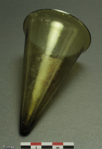 Une dernière petite exception : ce type de vase à fond en pointe est appelé cornet. Il n'est pas inédit pour l'Antiquité tardive, mais reste néanmoins peu fréquent. C'est même un bon marqueur chronologique de la période comprise entre le dernier quart du IVe siècle et la première moitié du Ve siècle. Le cornet était destiné à la consommation des boissons.