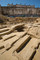 Négatifs de blocs dans la carrière grecque archaïque à Marseille (Bouches-du-Rhône). Ces blocs longs et étroits peuvent correspondre à des linteaux, marches d'escalier...ou autres usages. Au centre du cliché, un puits ou citerne moderne creusé dans le rocher.